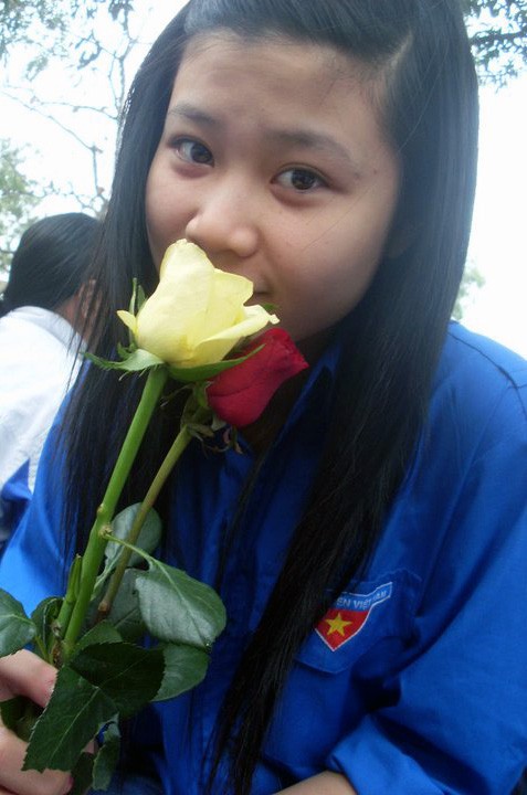 Hồng Cúc đang năm nay mới 17 tuổi, hiện đang là học sinh trường Đào Duy Từ, ngôi trường giàu truyền thống của Thanh Hóa.